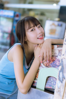 男生和女生在房间打扑克差差差